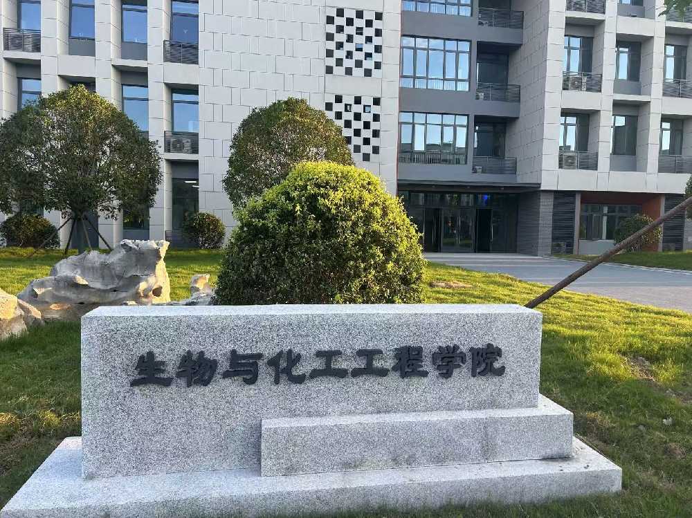 瓦房店市扬州职业大学体育场高杆灯项目